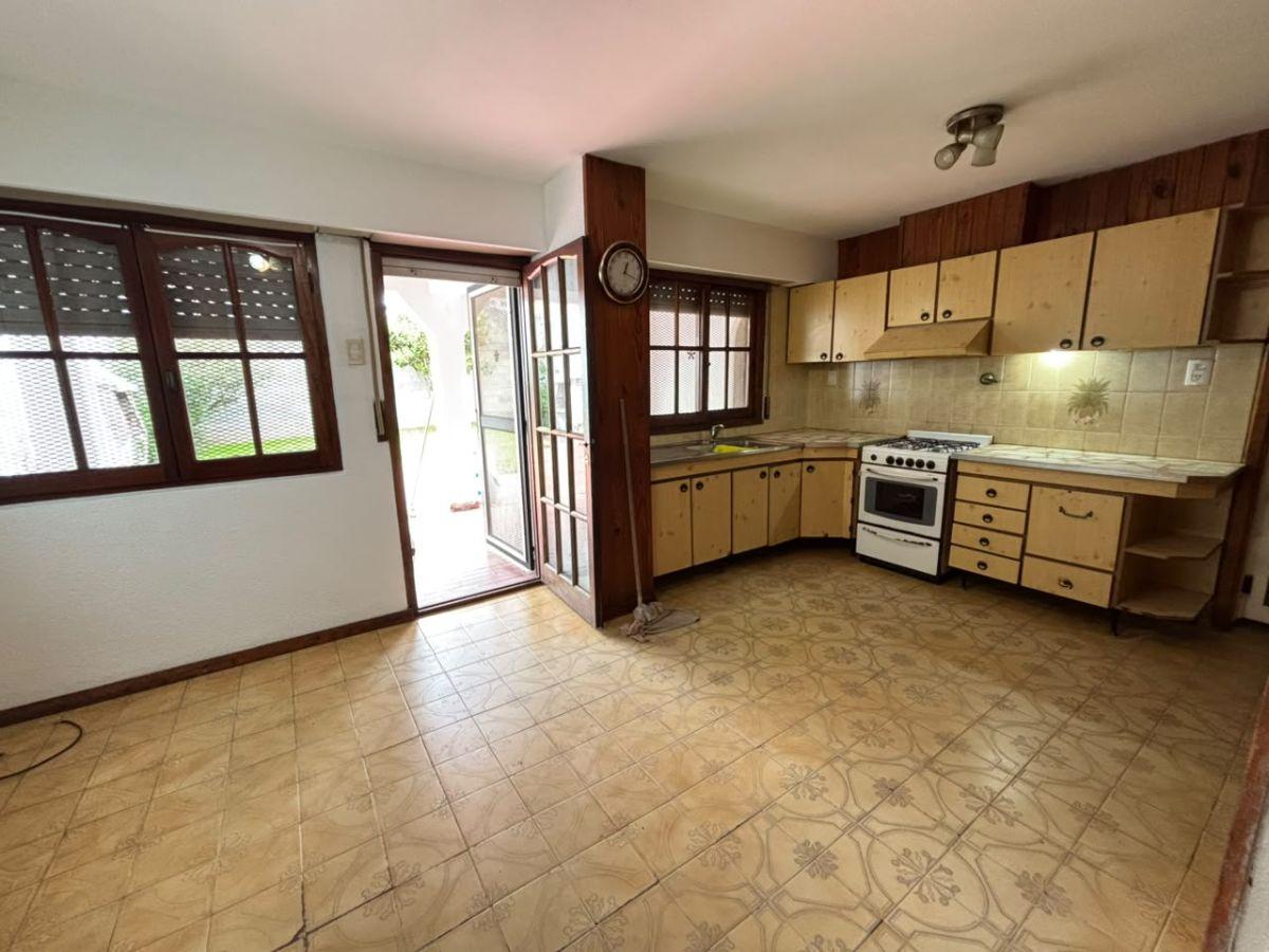 Foto de Chalet de 4 ambientes con cochera en venta, imagen 4