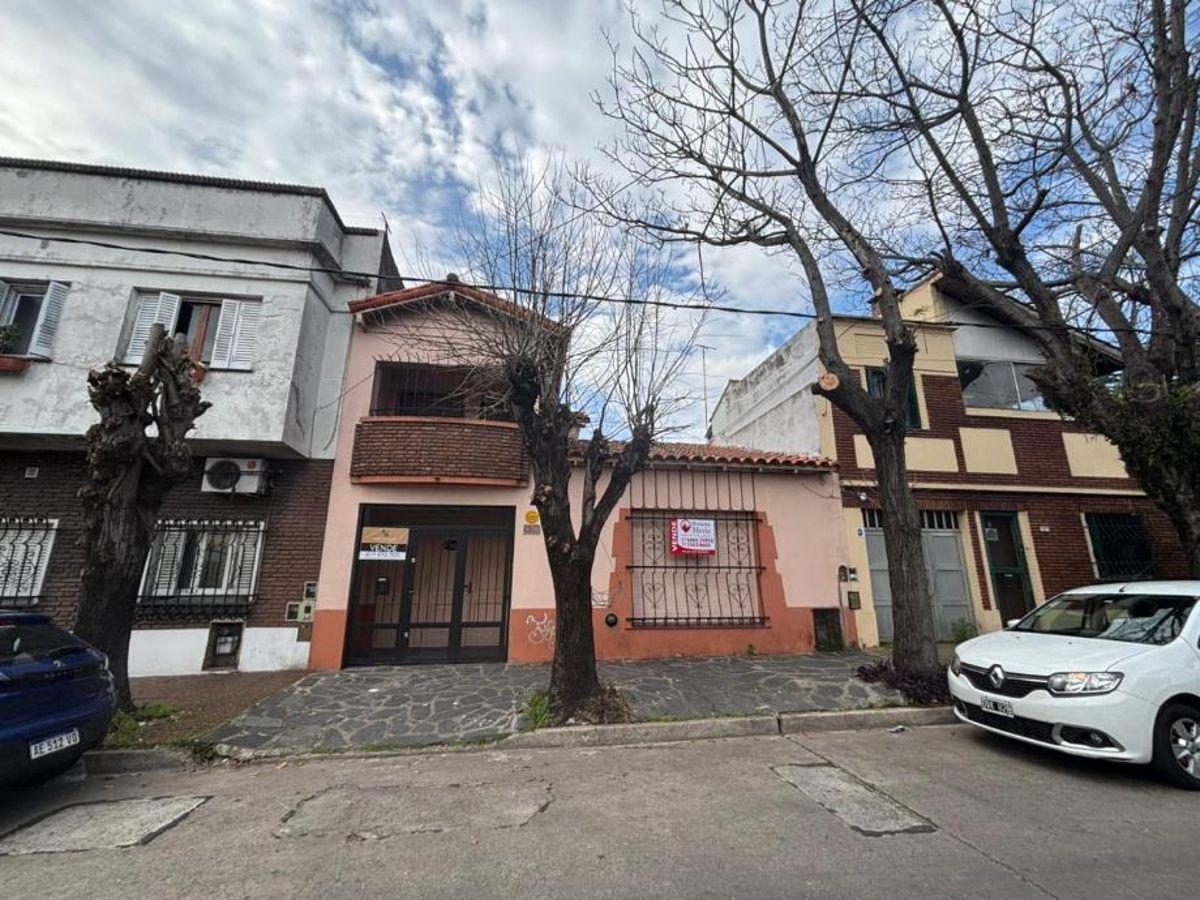 Foto de Chalet de 4 ambientes con cochera en venta, imagen 1
