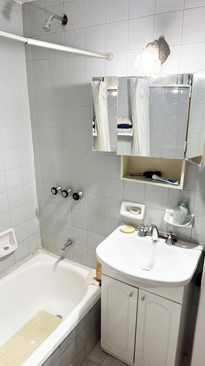 Venta - Departamento 4 Ambientes con Patio y 2 Cocheras en Versalles 1
