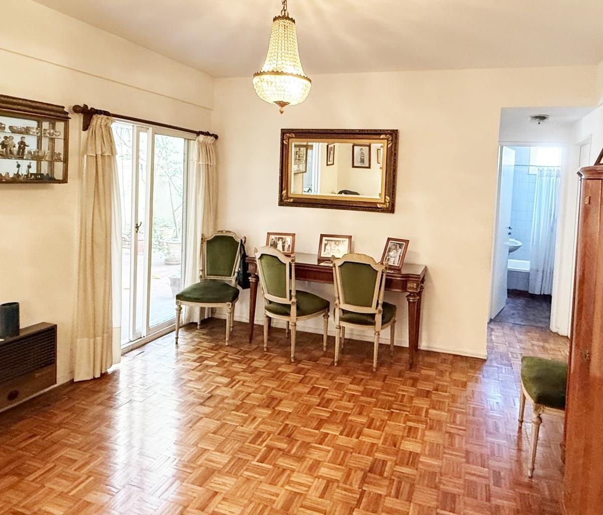 Venta - Departamento 4 Ambientes con Patio y 2 Cocheras en Versalles 3