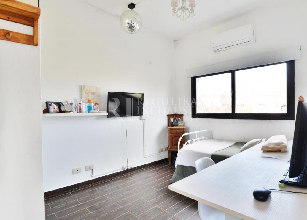 Foto de CASA EN VENTA – EXCLUSIVA SOLO DE UNA PLANTA CON PISCINA, SUITE Y, imagen 2
