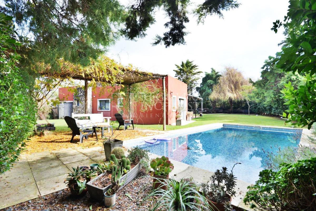 Foto de CASA EN VENTA – EXCLUSIVA SOLO DE UNA PLANTA CON PISCINA, SUITE Y, imagen 1