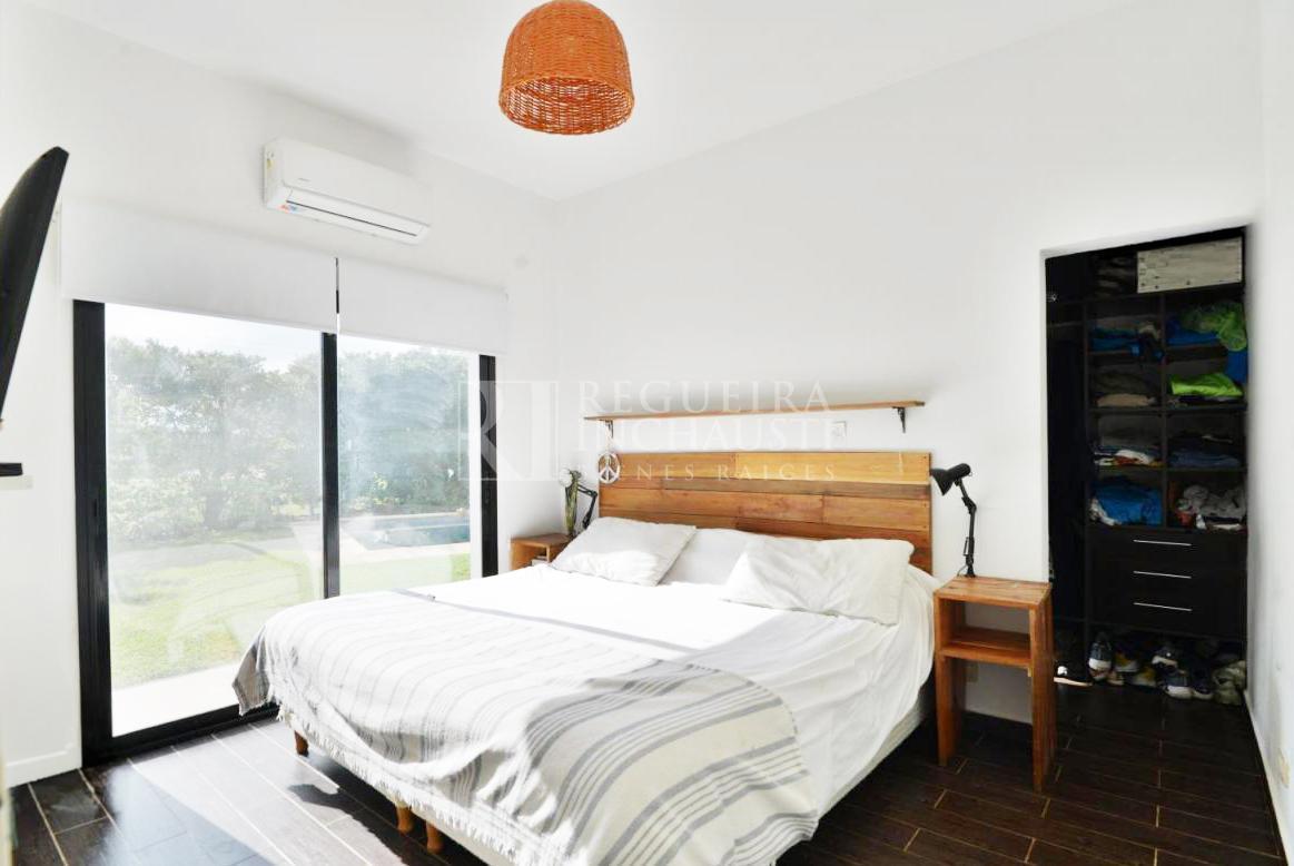 Foto de CASA EN VENTA – EXCLUSIVA SOLO DE UNA PLANTA CON PISCINA, SUITE Y, imagen 4