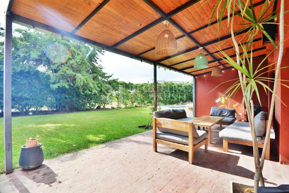 Foto de CASA EN VENTA – EXCLUSIVA SOLO DE UNA PLANTA CON PISCINA, SUITE Y, imagen 2