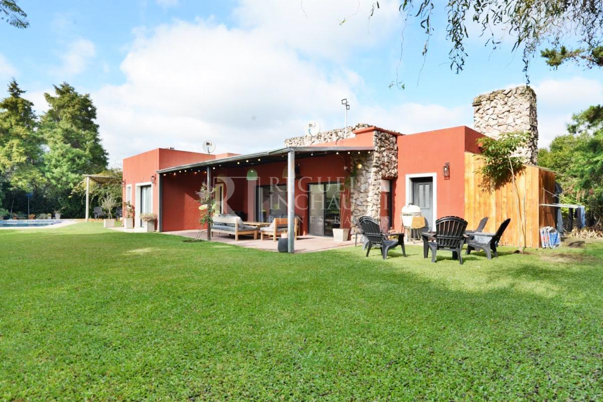 Foto de CASA EN VENTA – EXCLUSIVA SOLO DE UNA PLANTA CON PISCINA, SUITE Y, imagen 1