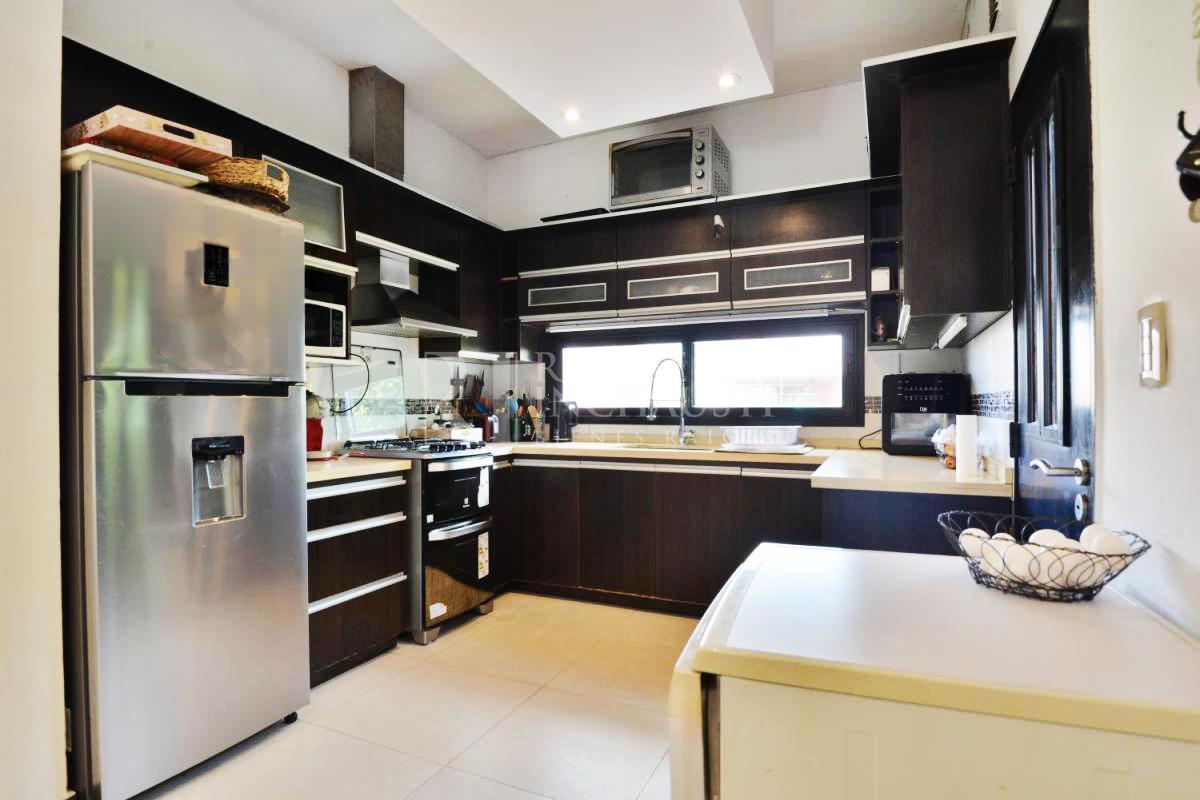 Foto de CASA EN VENTA – EXCLUSIVA SOLO DE UNA PLANTA CON PISCINA, SUITE Y, imagen 3