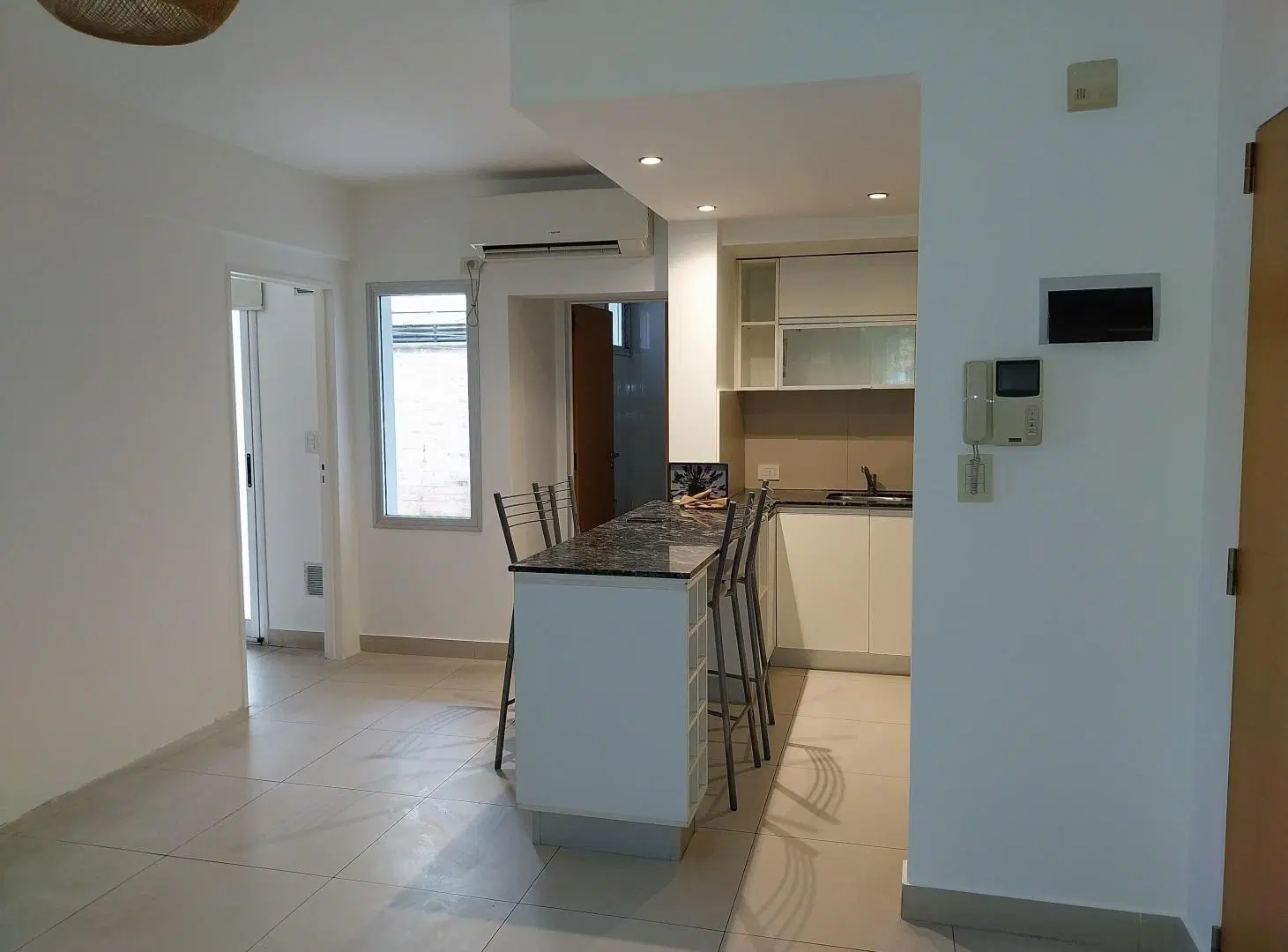 Monoambiente en venta con dormitorio y patio, en 1er piso. Beauchef e/ J. Bonifacio y Av. Directorio 4