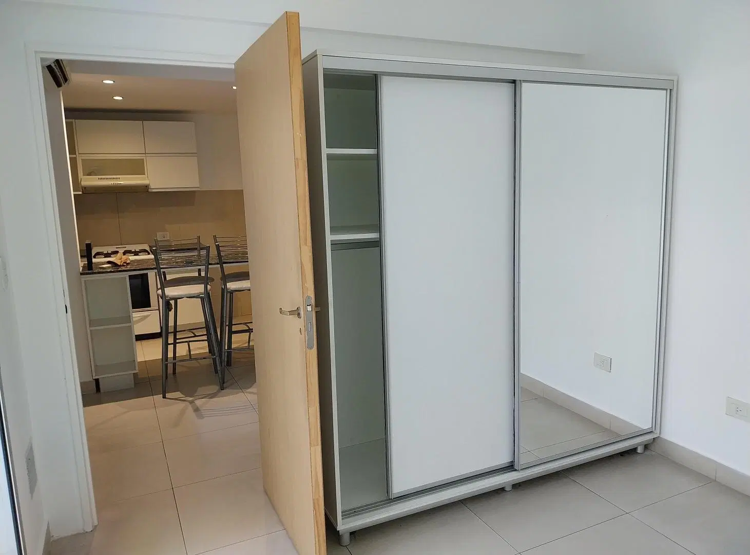 Monoambiente en venta con dormitorio y patio, en 1er piso. Beauchef e/ J. Bonifacio y Av. Directorio 5
