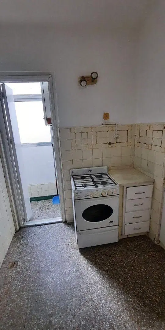 VENTA AMPLIO Y LUMINOSO SEMIPISO de 3 AMB al FTE con BALCON Y LAVADERO BALVANERA 2