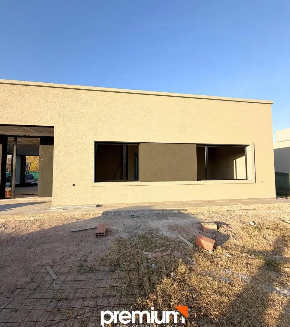 Venta Casa 3 Dormitorios - Los Canales de Plottier Golf Club - Plottier 2