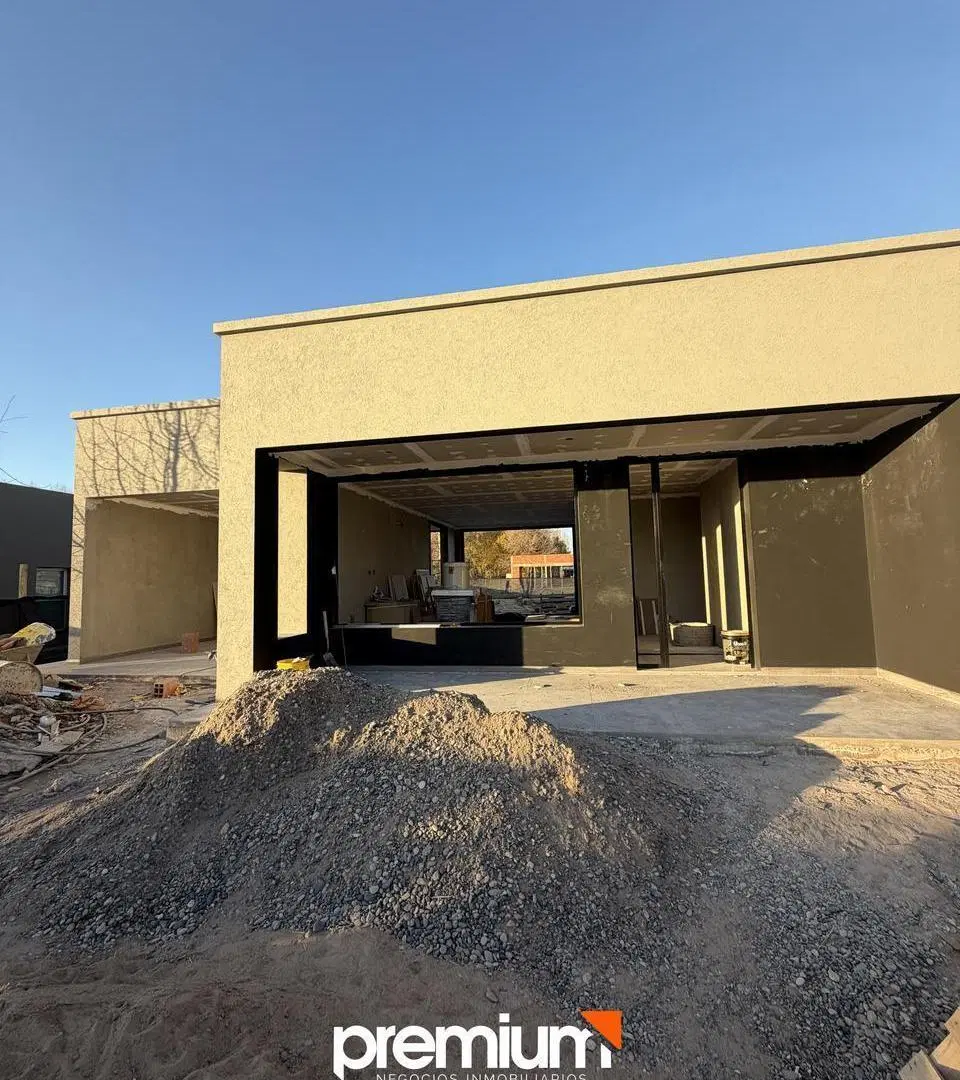 Venta Casa 3 Dormitorios - Los Canales de Plottier Golf Club - Plottier 1