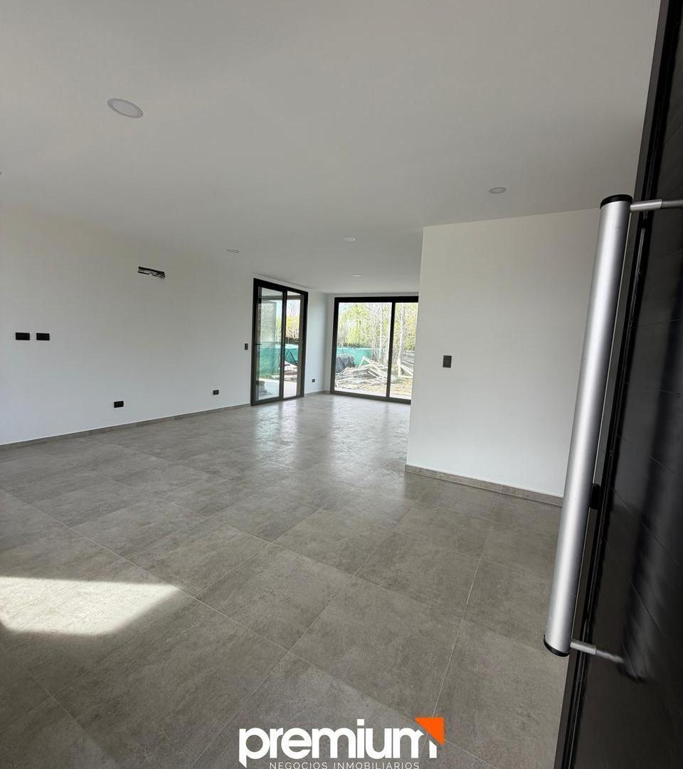 Foto de Venta Casa 3 Dormitorios - Los Canales de Plottier Golf Club - Plottier, imagen 2