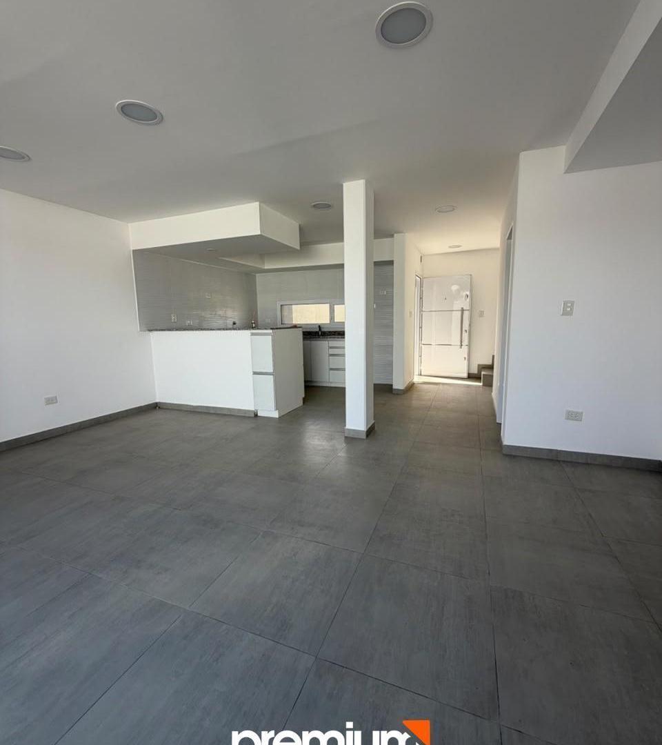 Foto de Alquiler Duplex 2 Dormitorios - Con ingreso Vehicular, Patio y Parrilla, imagen 3
