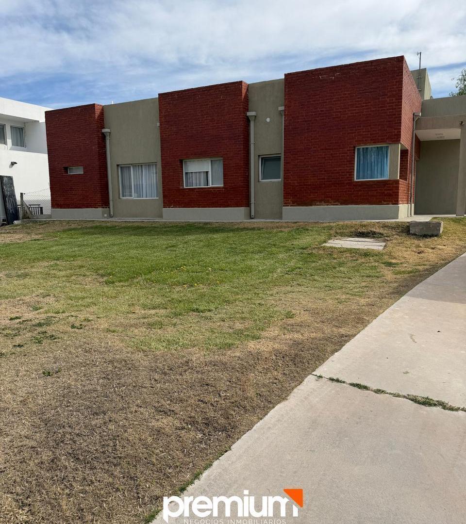 Foto de Venta - Casa 3 Dormitorios con Pileta - Barrio Los Olivos - Centenario, imagen 4