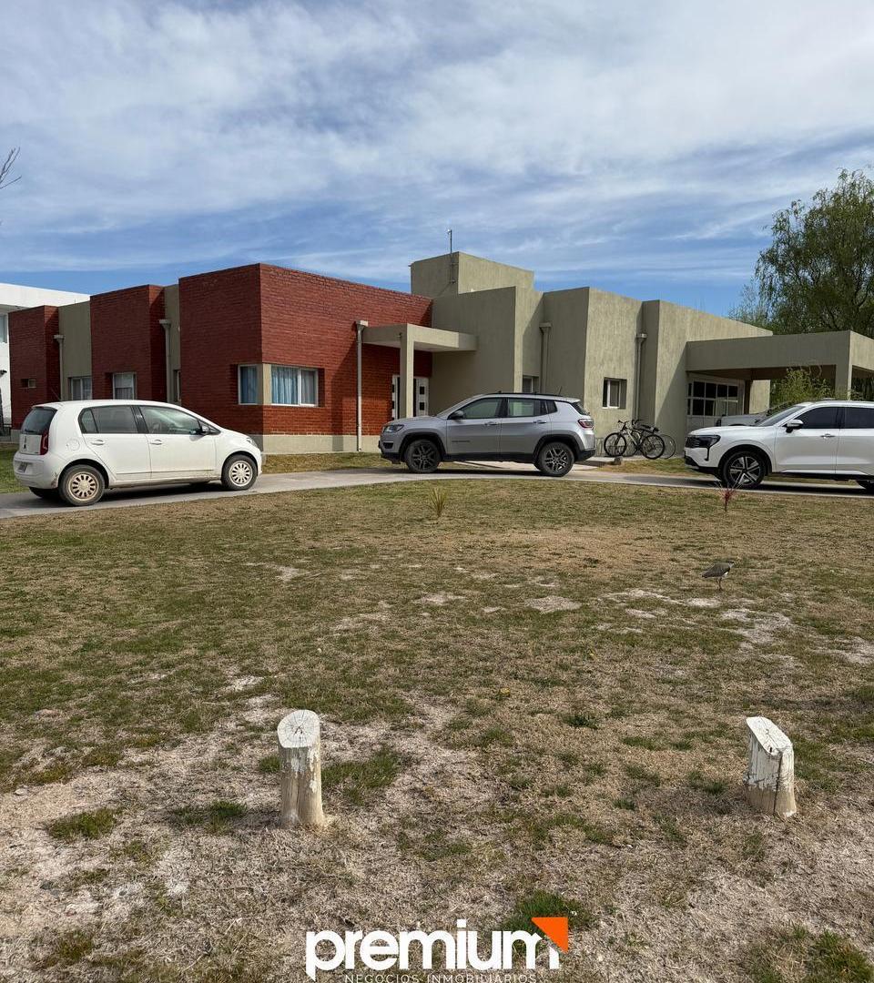 Foto de Venta - Casa 3 Dormitorios con Pileta - Barrio Los Olivos - Centenario, imagen 3