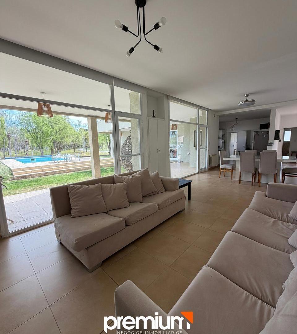 Foto de Venta - Casa 3 Dormitorios con Pileta - Barrio Los Olivos - Centenario, imagen 5