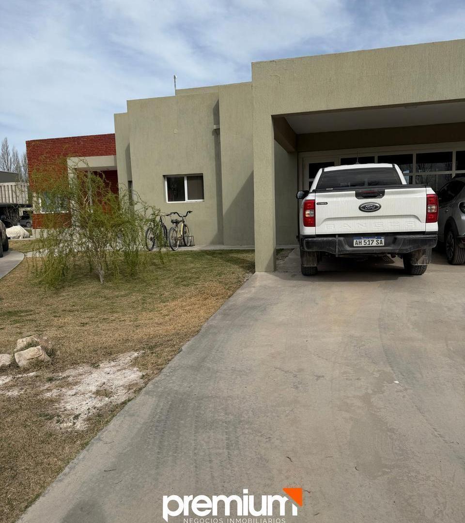 Foto de Venta - Casa 3 Dormitorios con Pileta - Barrio Los Olivos - Centenario, imagen 2