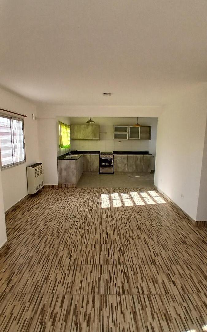 Foto de Alquiler Casa 2 Dormitorios - Ingreso vehicular - Patio - Barrio Don, imagen 4