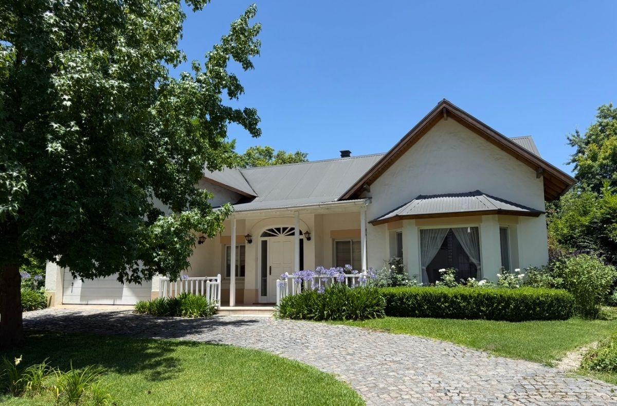 Casa en Venta en San Jorg Village. Suite en plata baja!