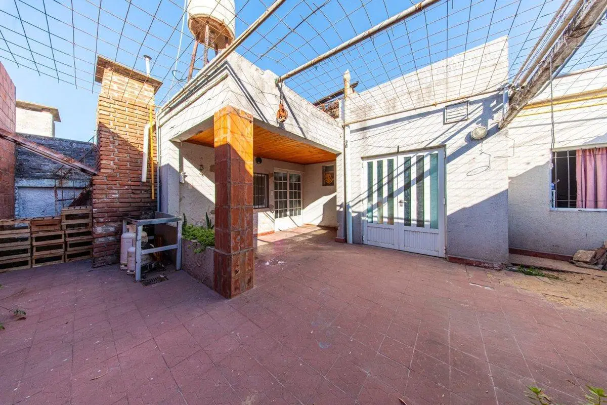 VENTA CASA 2 DORMITORIOS CON LOCAL  SAN LORENZO 5