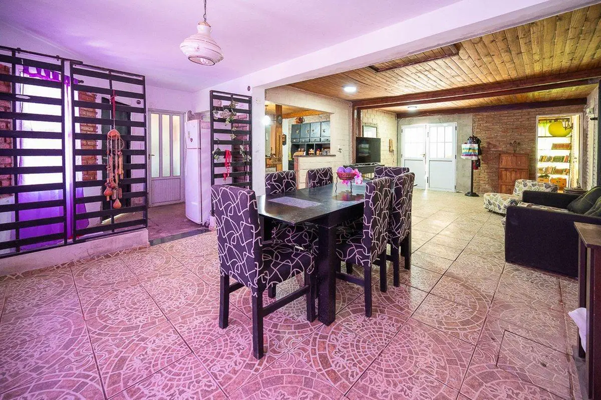 CASA EN VENTA 3 DORMITORIOS EN FUNES CON PILETA 2
