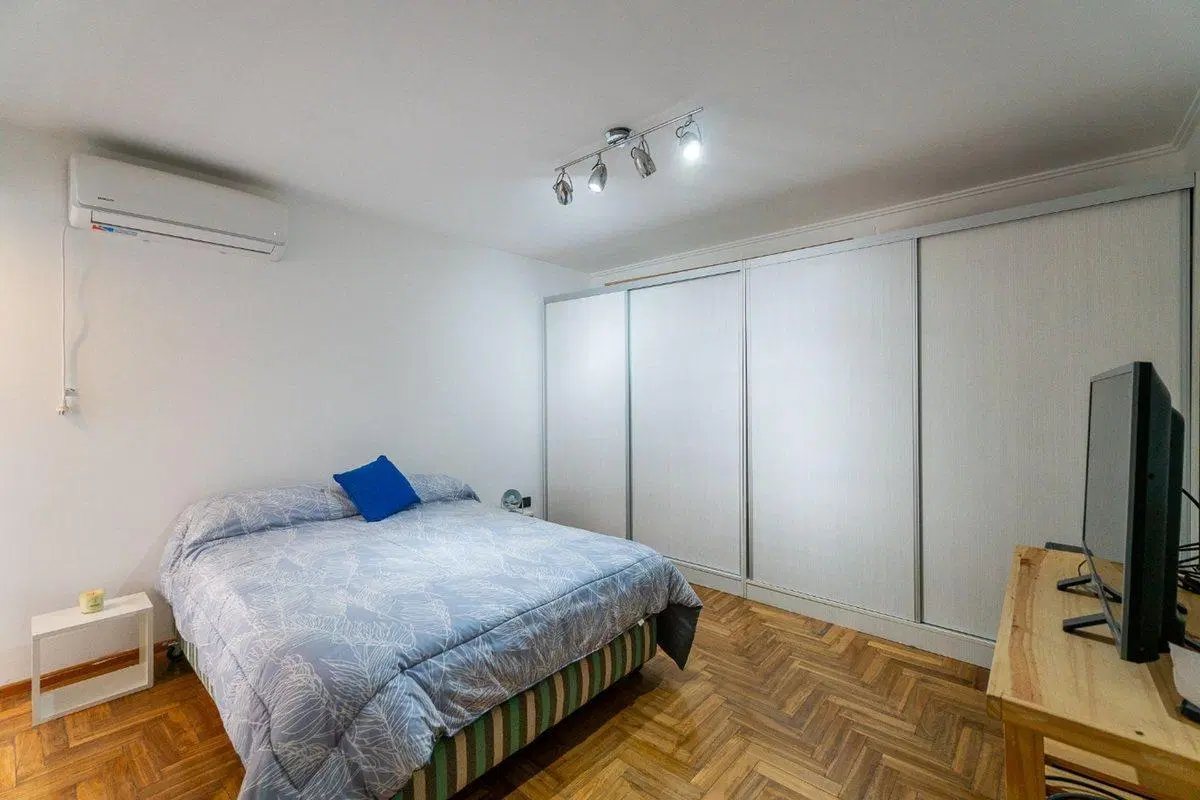 CASA DE PASILLO 2 DORMITORIOS Y COMODIN EN ABASTO 4