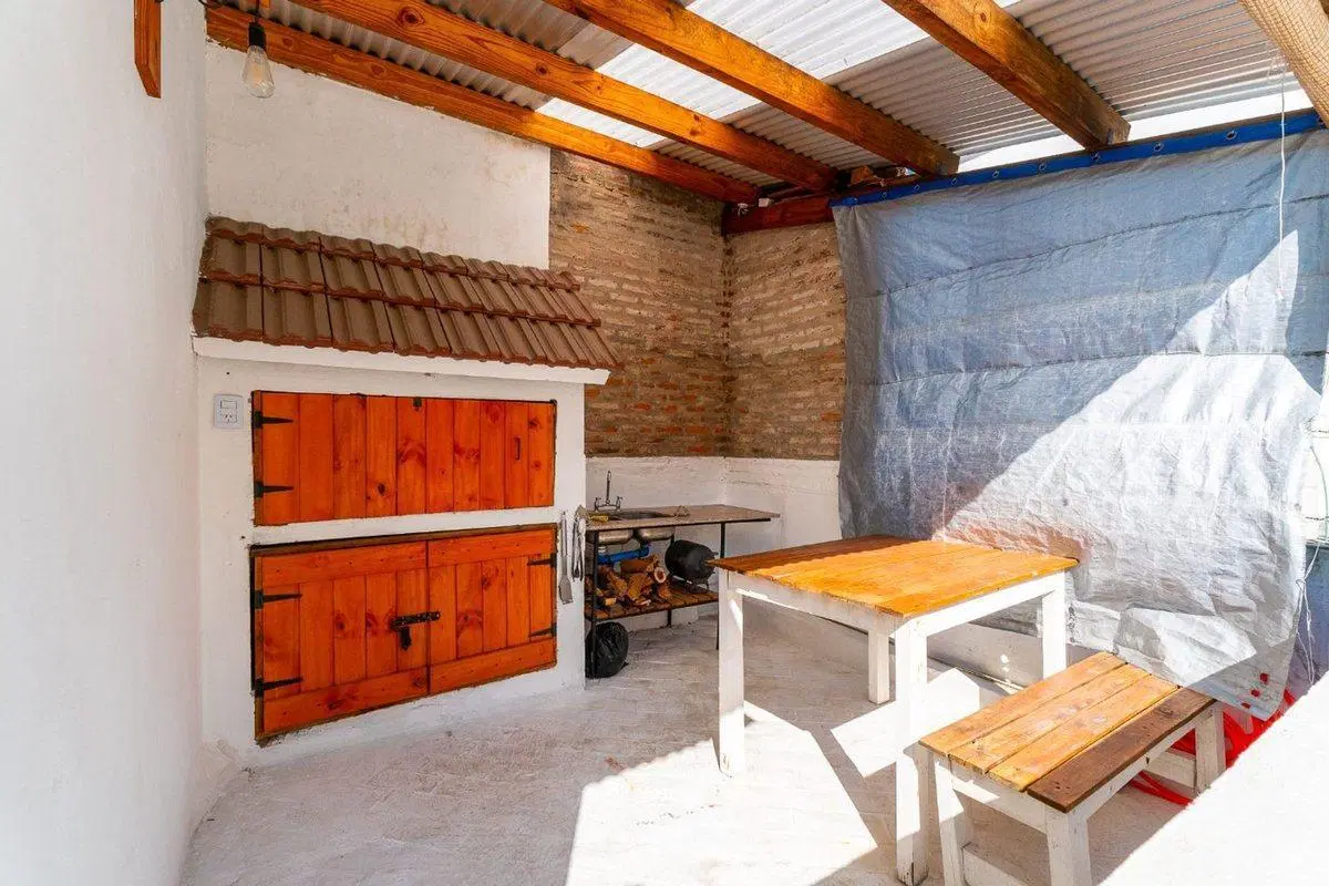 CASA DE PASILLO 2 DORMITORIOS Y COMODIN EN ABASTO 3