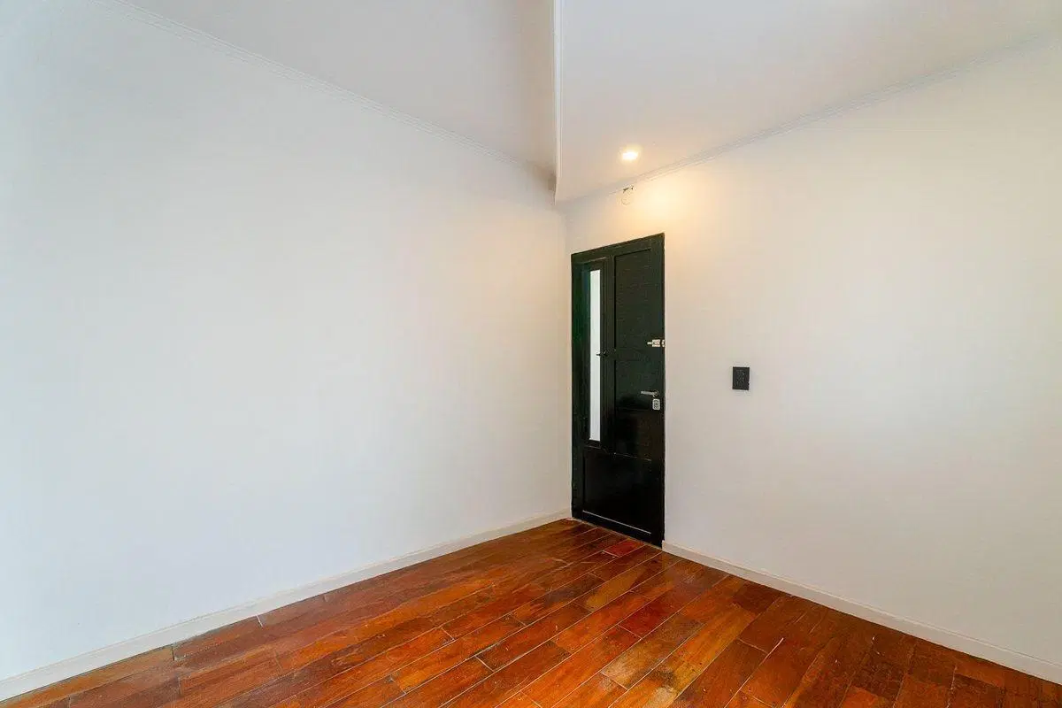 CASA DE PASILLO 2 DORMITORIOS Y COMODIN EN ABASTO 2