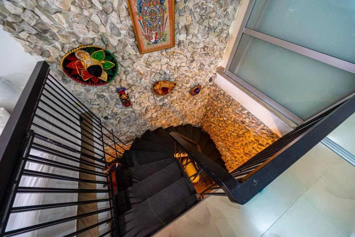 EXCLUSIVA RESIDENCIA CON ESPACIO PROFESIONAL 3