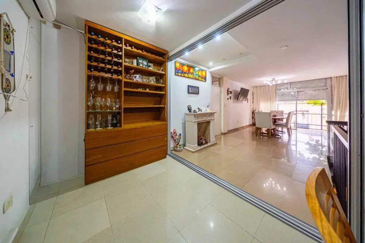 EXCLUSIVA RESIDENCIA CON ESPACIO PROFESIONAL 5