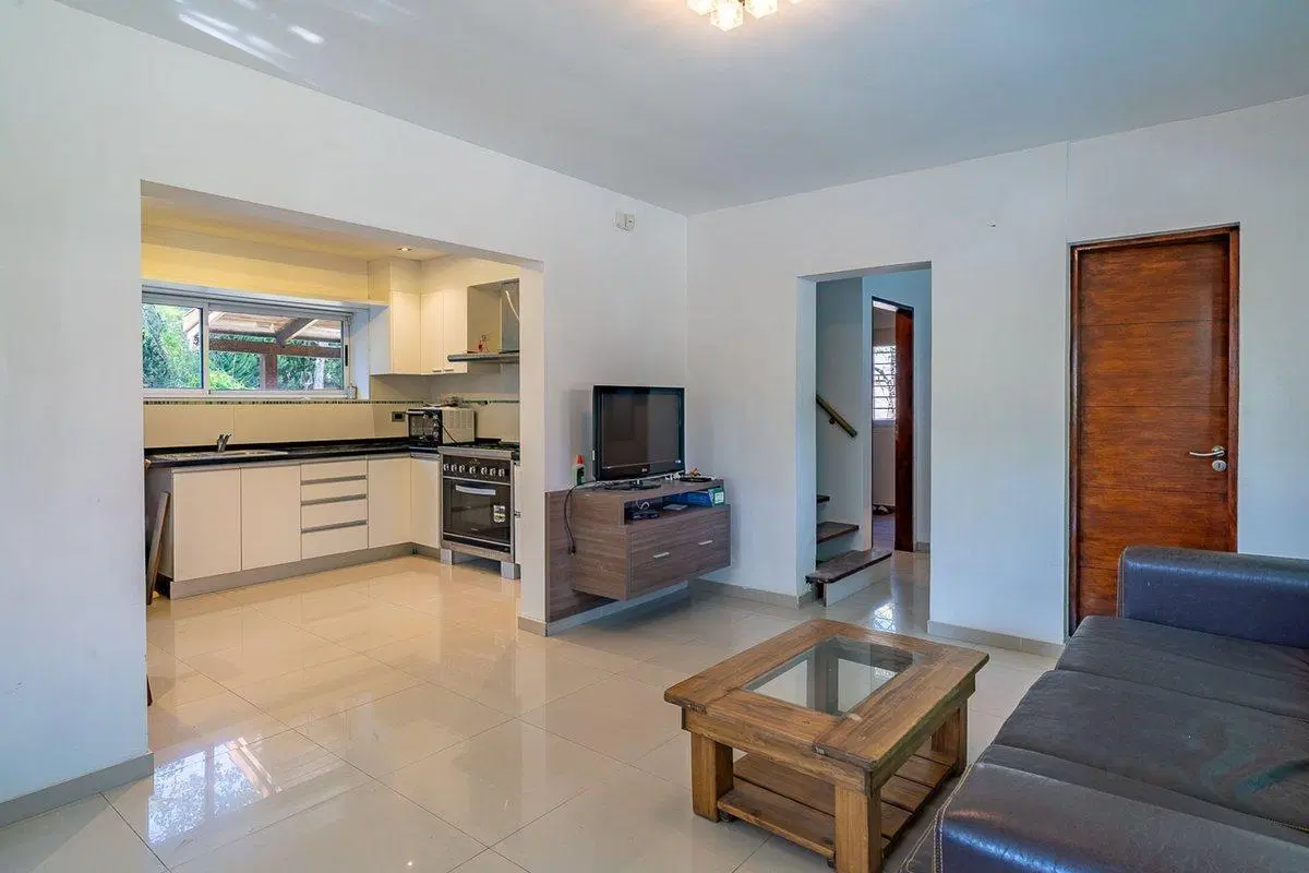 CASA EN VENTA EN FUNES 3 DORMITORIOS ZONA ARBOLADA 2
