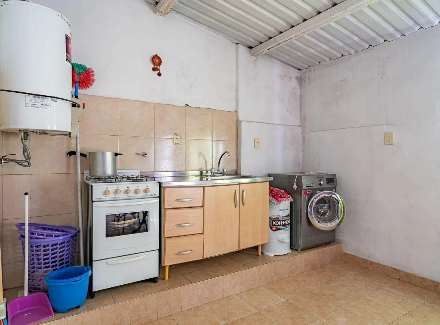 CASA EN VENTA 4 DORMITORIOS CON COCHERA Y PATIO 4