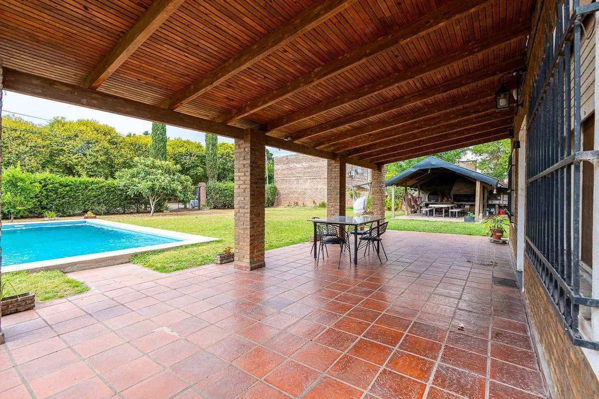 CASA EN VENTA CON PISCINA APTA CREDITO ALVEAR 3