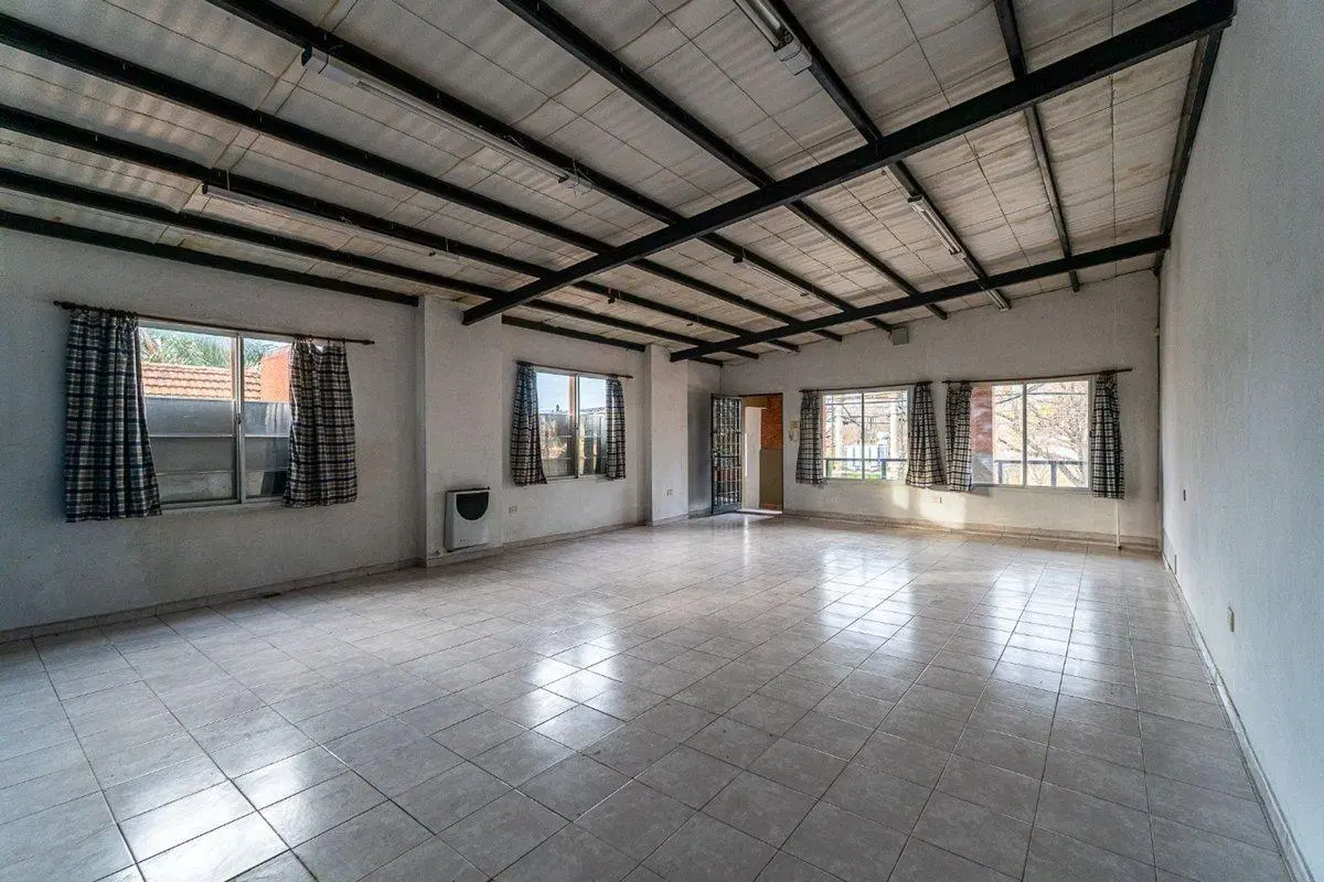 LOCAL COMERCIAL Y DEPÓSITO EN VENTA EN FISHERTON 4