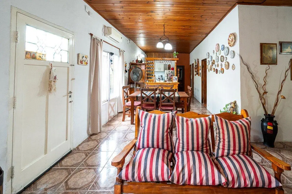 CASA EN VENTA 3 DORMITORIOS CON PATIO Y QUINCHO 2