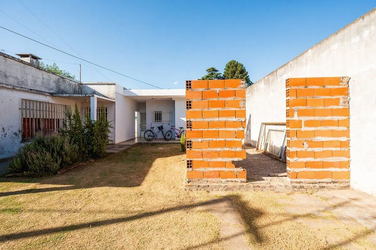 VENTA DE 2 CASAS MAS LOCAL EN ALVAREZ APTO CREDITO 5