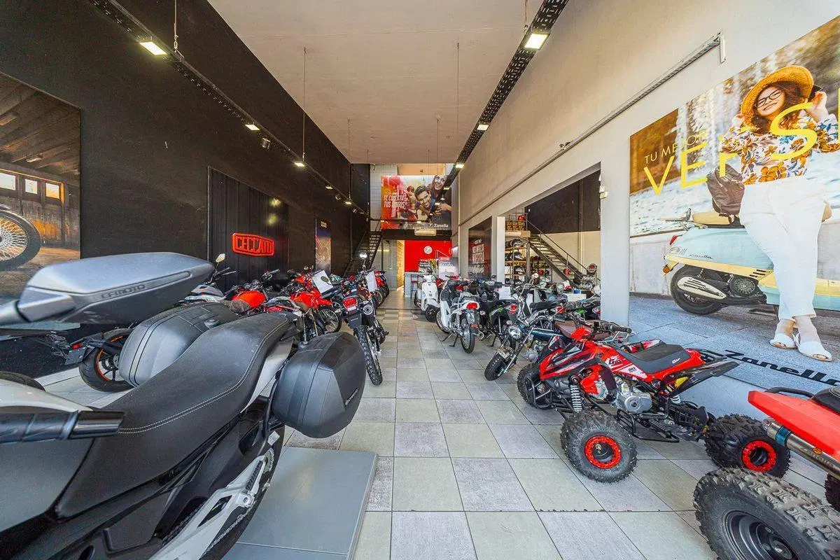 LOCAL VENTA PERMUTA BV OROÑO Y URIBURU ZONA SUR 8