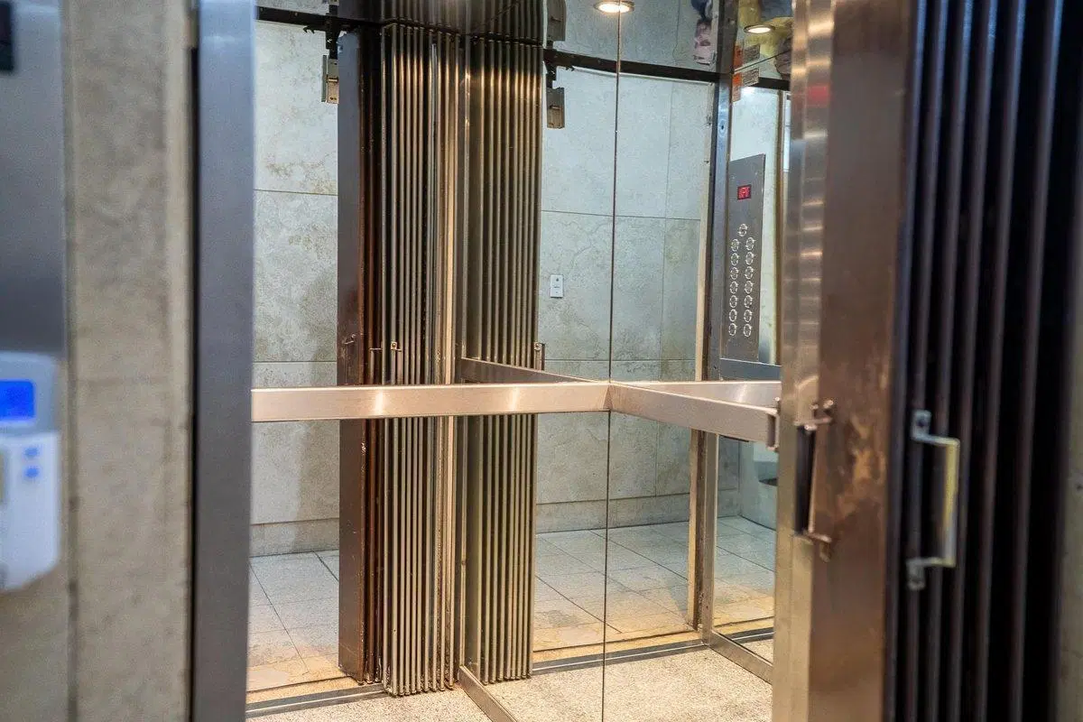 OFICINA EN VENTA EN PEATONAL CORDOBA AMUEBLADA 3