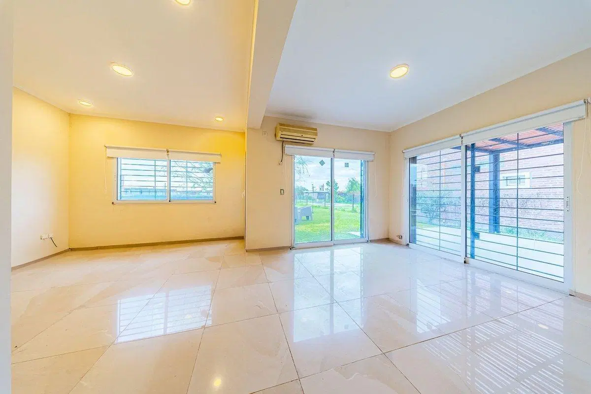 Casa en Venta  Roldan de 2 dormitorios con pileta 3
