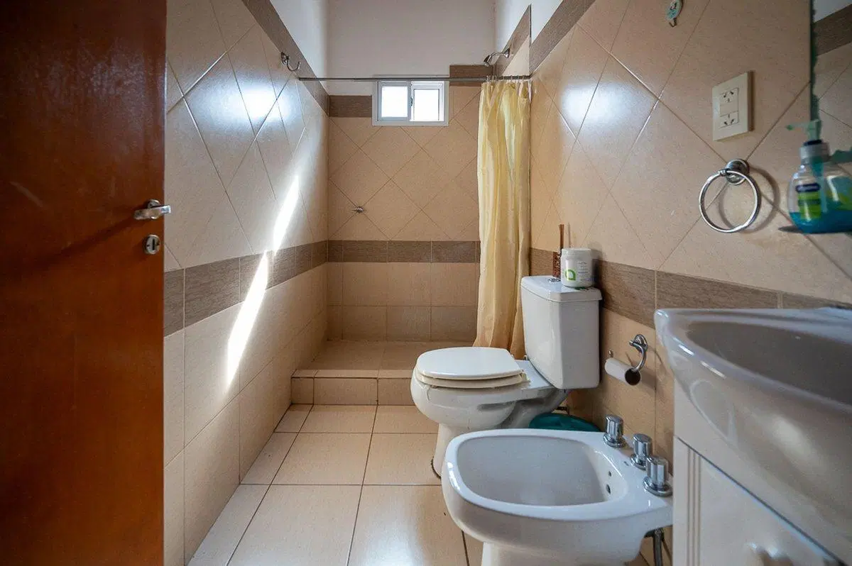 Venta edificio con 3 departamentos y cochera 5