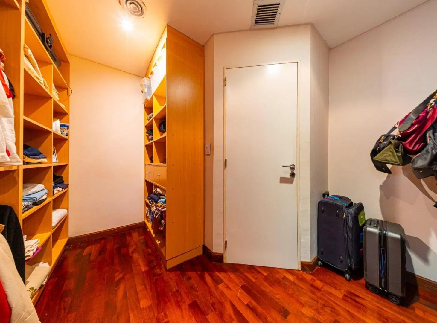 CASA EN VENTA KENTUCKY FUNES 4 DORMITORIOS PERMUTA 5
