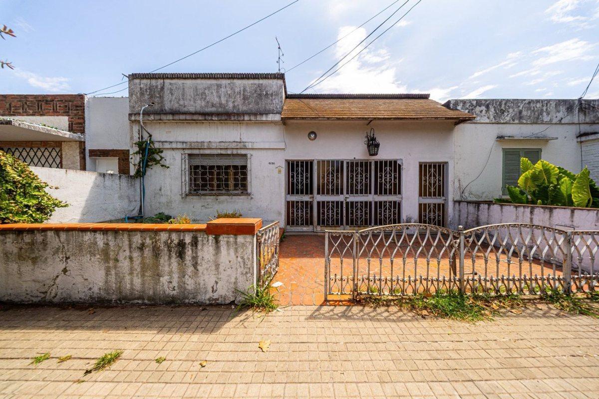 CASA EN VENTA EN B° BELGRANO DOS DORMITORIOS/PATIO