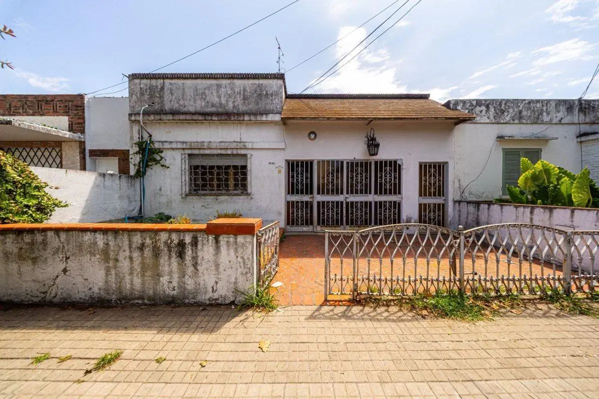 CASA EN VENTA EN B° BELGRANO DOS DORMITORIOS/PATIO 4