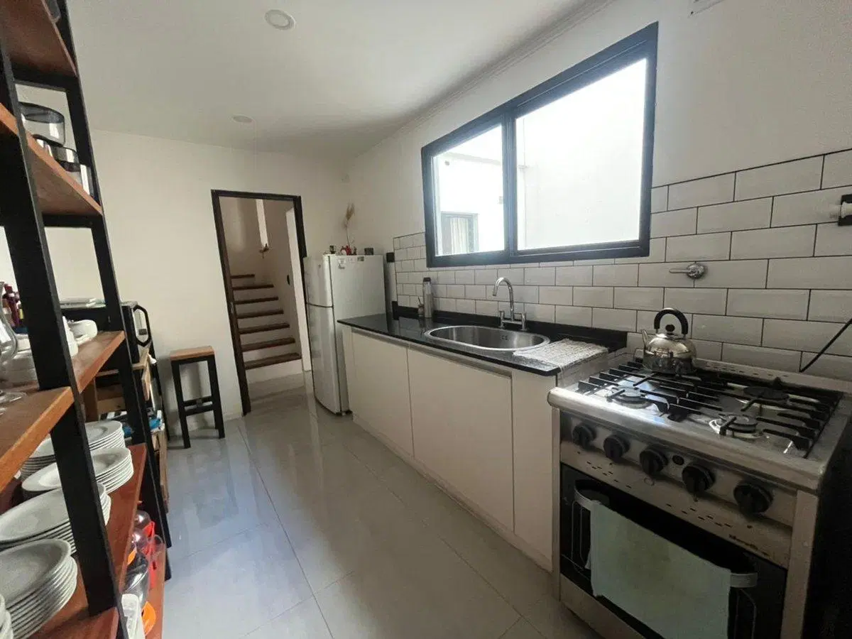 CASA DE PASILLO 2 DORMITORIOS Y COMODIN EN ABASTO 3