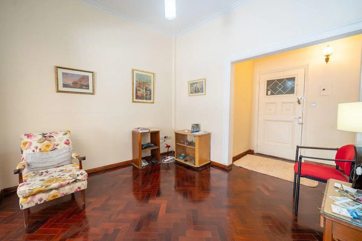 DEPARTAMENTO EN VENTA DE 2 DORMI + COMODÍN CENTRO 5
