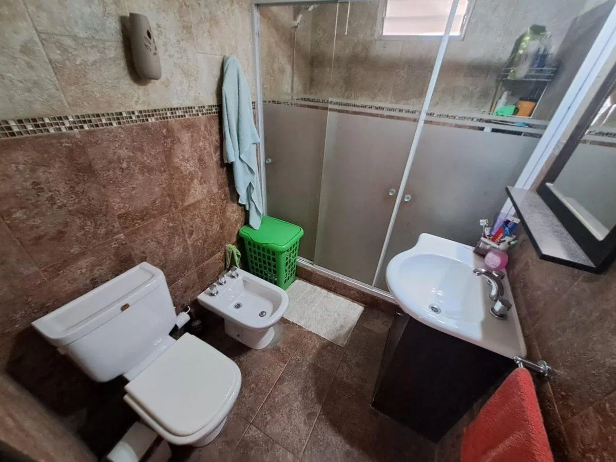 CASA EN VENTA 2 DORMITORIOS CON COCHERA Y PATIO 4