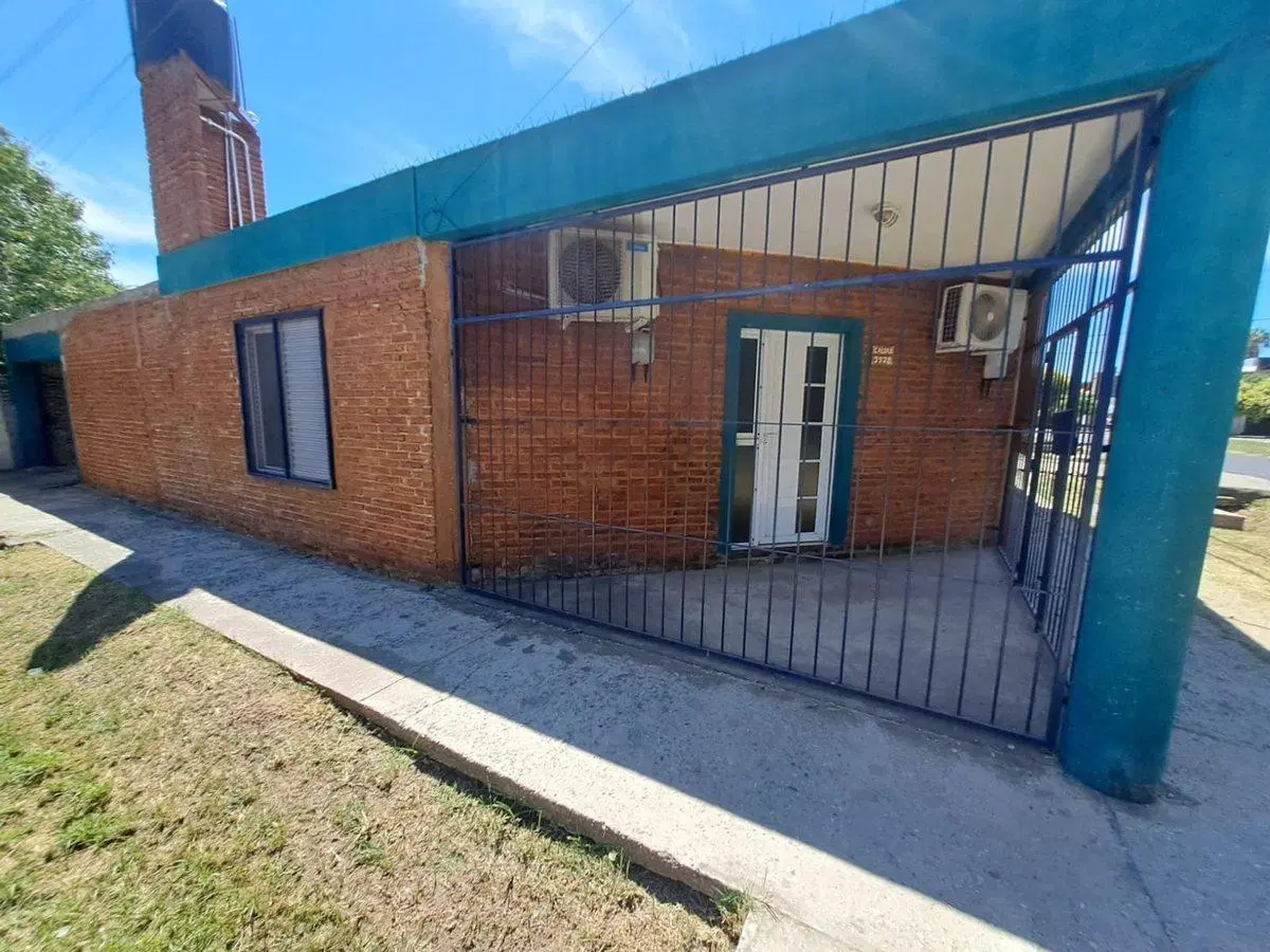 CASA EN VENTA 2 DORMITORIOS CON COCHERA Y PATIO 5