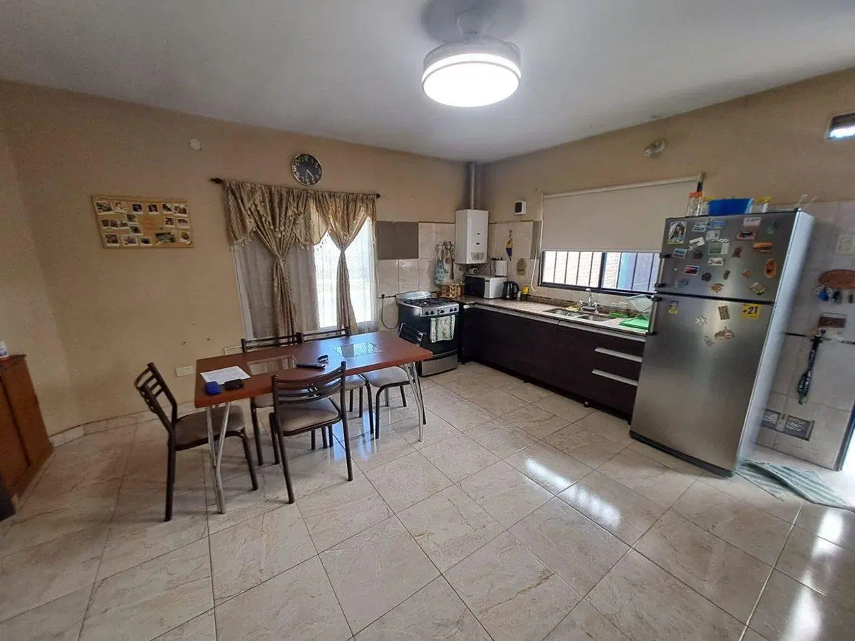 CASA EN VENTA 2 DORMITORIOS CON COCHERA Y PATIO 3