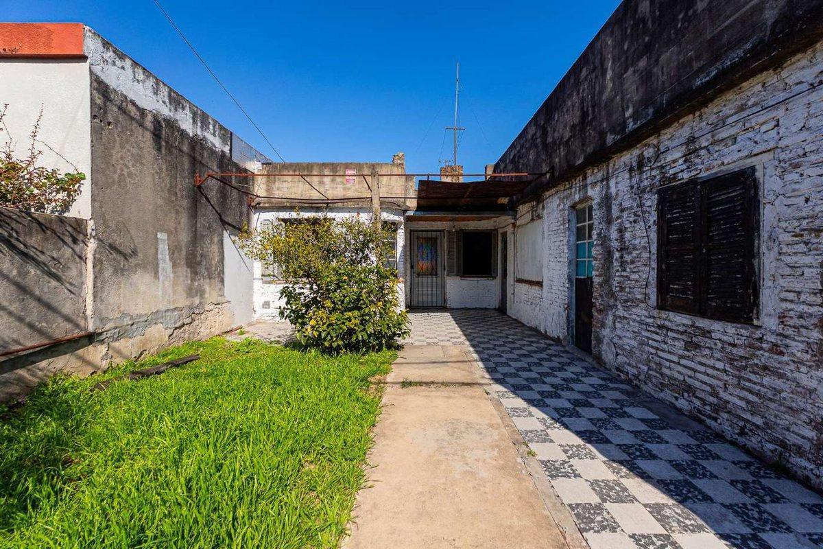 Casa a reciclar en Venta en Ludueña con cochera