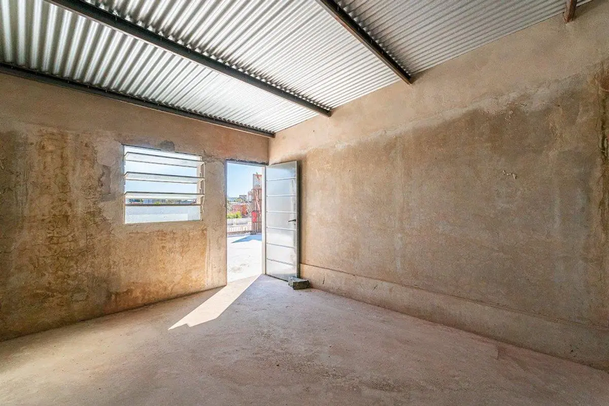Galpón en venta zona Sur a una cuadra de Uriburu 5